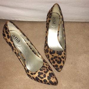 Leopard print pumps